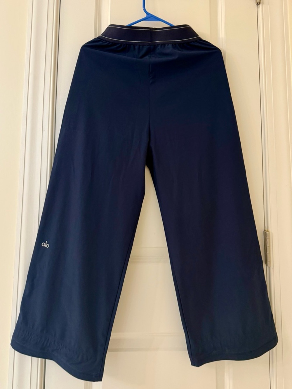 ALO Yoga women‘s Navy pant with Contrast Waistband - Picture 2 of 4